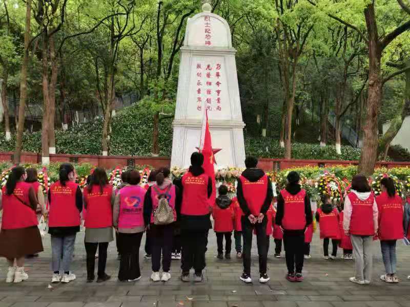 沈陽市民帶1800個蘋果祭掃英烈