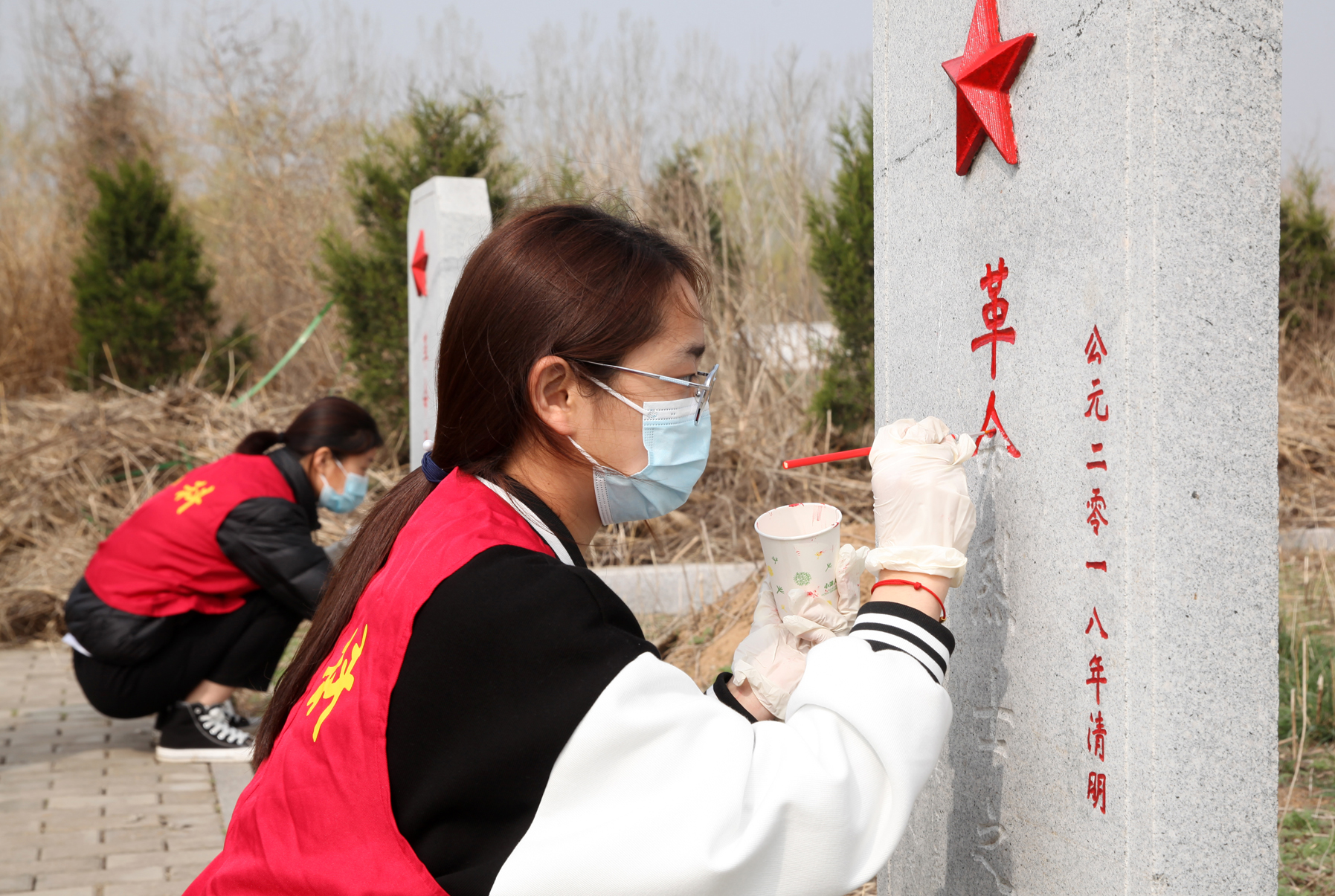 沈陽市民帶1800個蘋果祭掃英烈