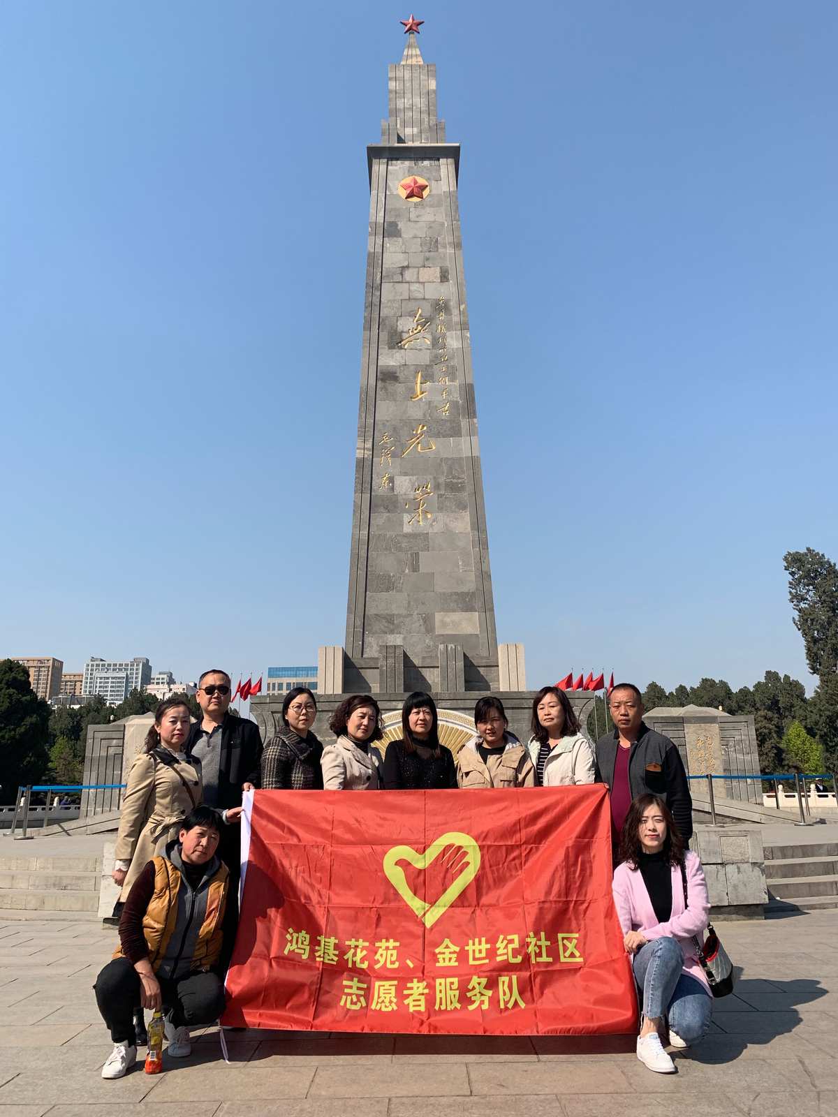 沈陽市民帶1800個蘋果祭掃英烈