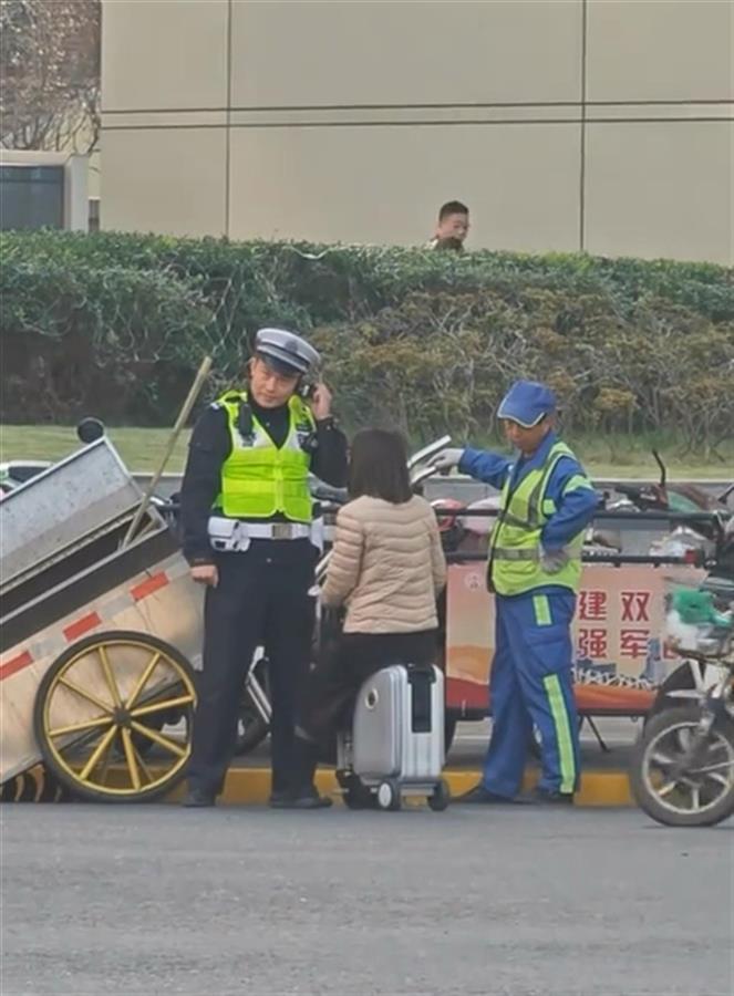 女子騎電動行李箱被攔反懟交警