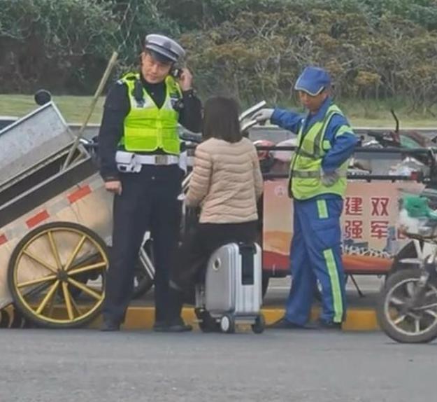 女子騎電動行李箱被攔反懟交警