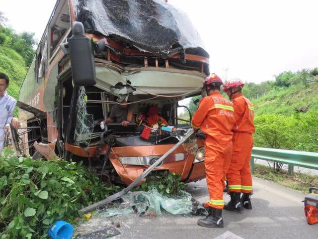 公交司機(jī)突發(fā)暈厥撞上2輛公交車