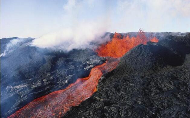 冰島小鎮(zhèn)地面出現(xiàn)15公里裂縫