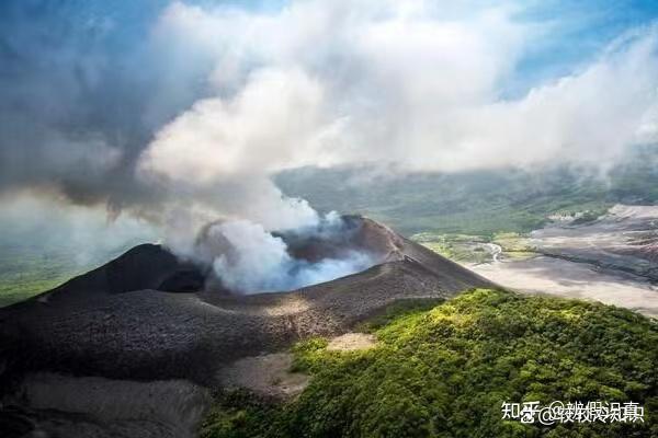 冰島小鎮(zhèn)地面出現(xiàn)15公里裂縫