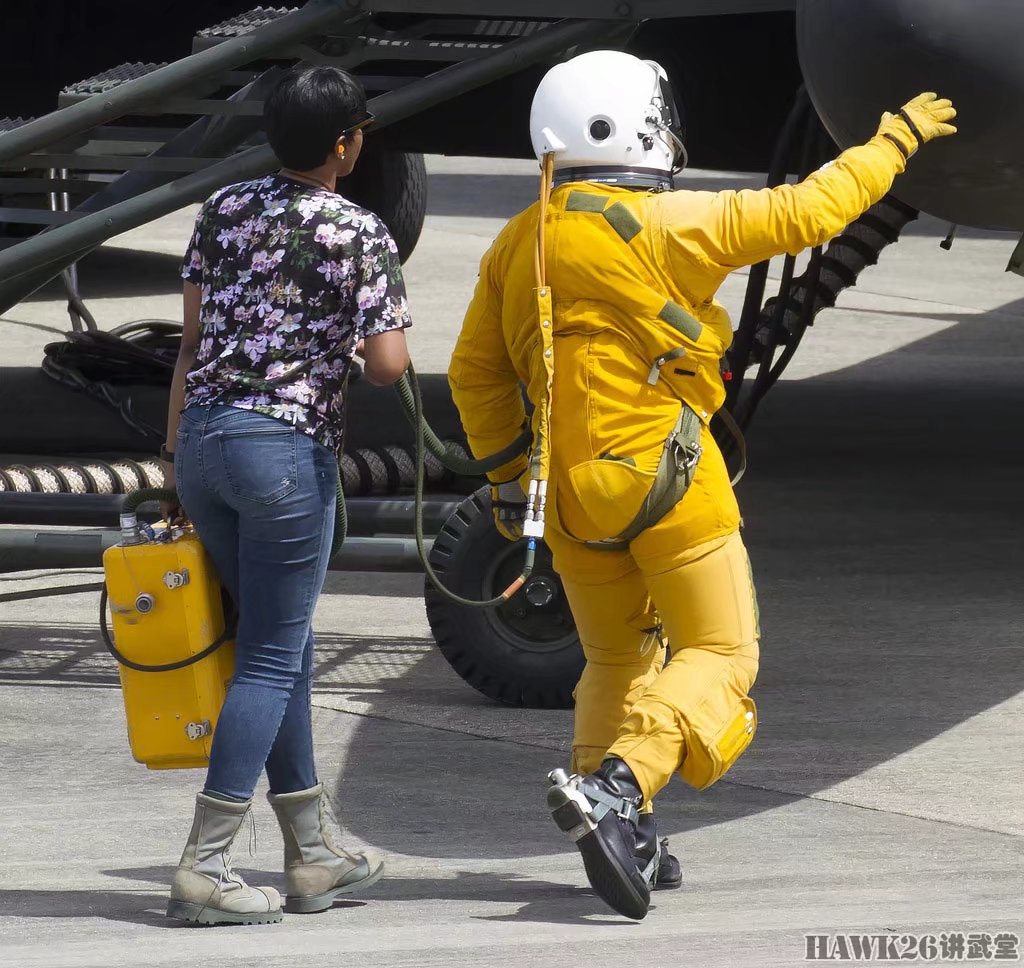 翼裝飛行者在空中被飛機(jī)斬首