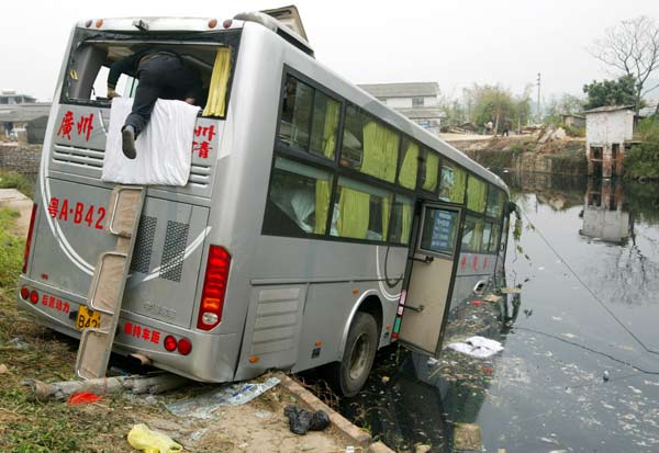 家長副駕抱娃幼童被甩出車外身亡