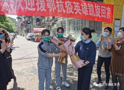 社區(qū)醫(yī)院開業(yè)掛滿祝賀條幅