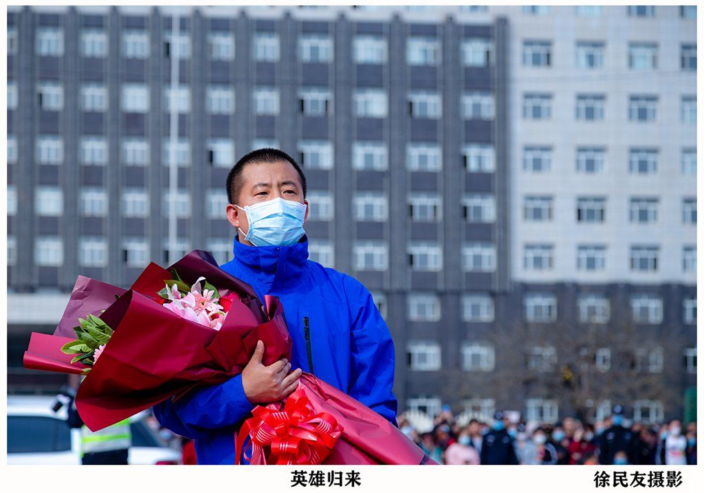 社區(qū)醫(yī)院開業(yè)掛滿祝賀條幅