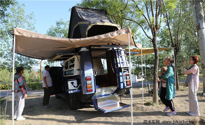 廣西一男子騎電車“水上漂”