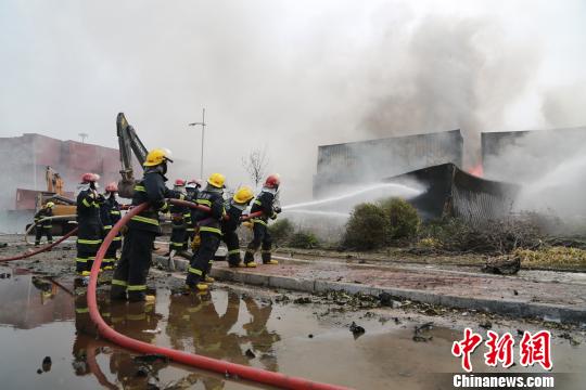 山東一油罐車爆炸 火光照亮半邊天