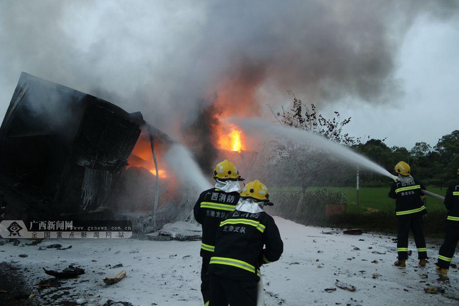 山東一油罐車爆炸 火光照亮半邊天