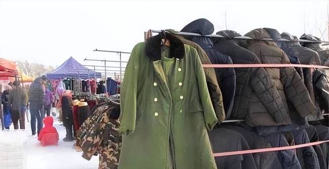 為什么軍大衣會賣爆？羽絨服價格飆升讓人望而卻步