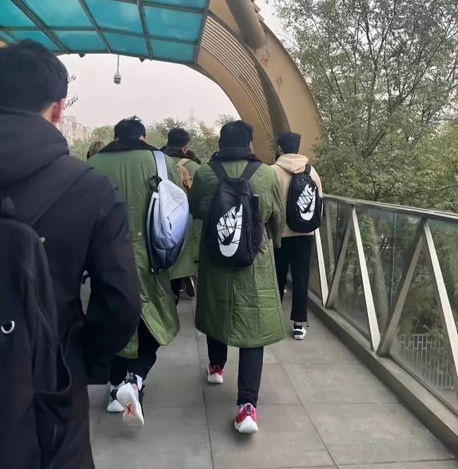 為什么軍大衣會賣爆？羽絨服價格飆升讓人望而卻步