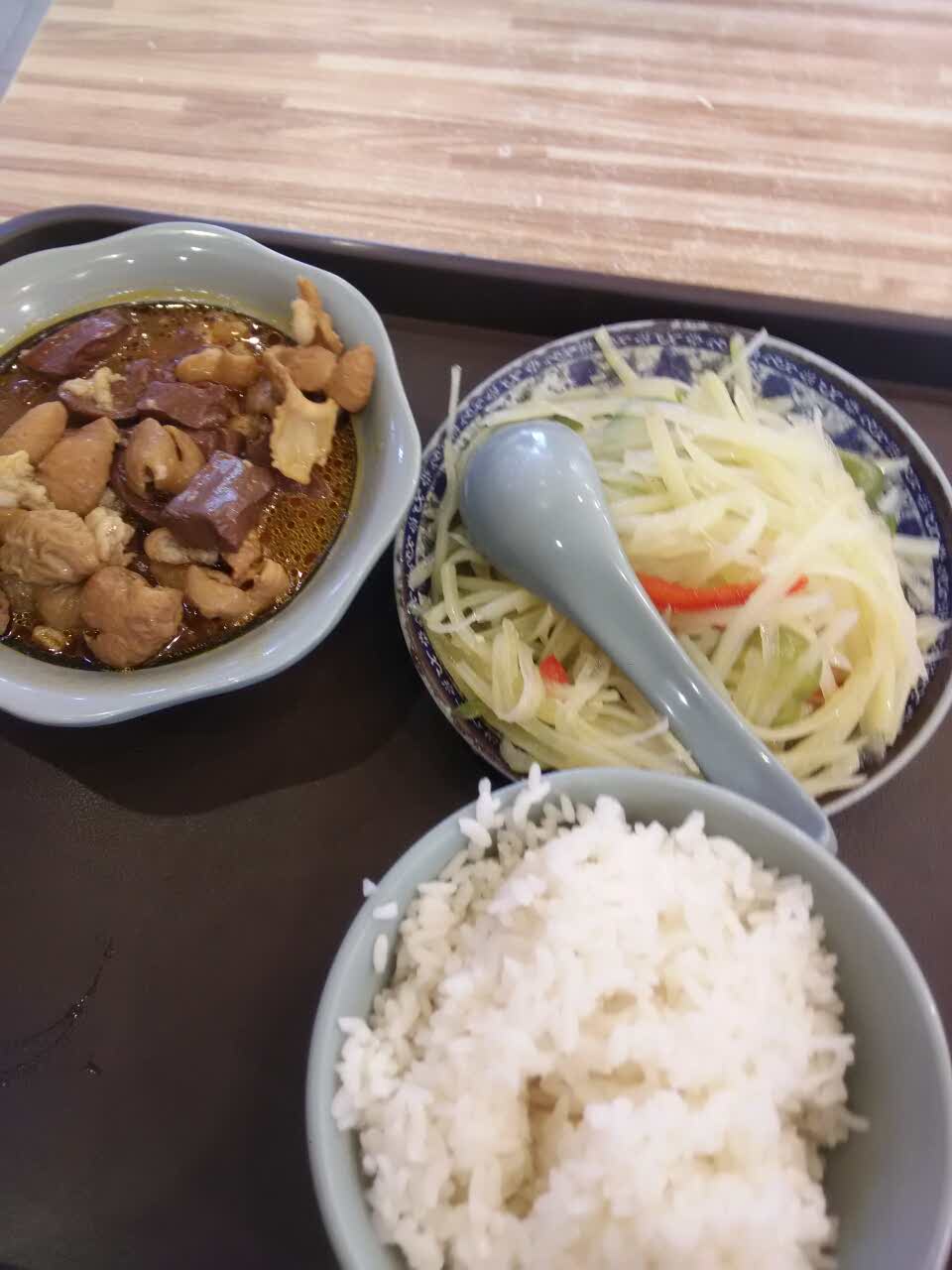 學校用霉變生蟲大米做學生餐