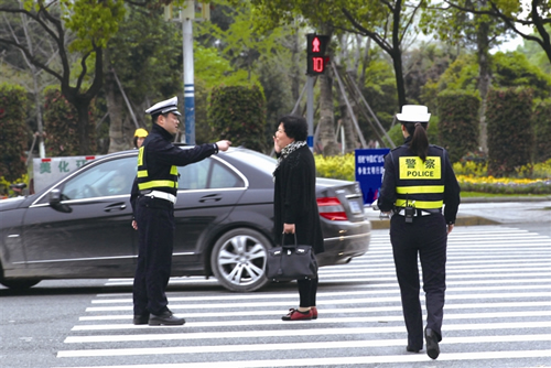 外賣員闖紅燈被攔后下跪求情